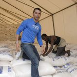 Jesús Vázquez junto con sacos de ayuda