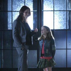 Jorja Fox con una niña en 'CSI: Las Vegas'