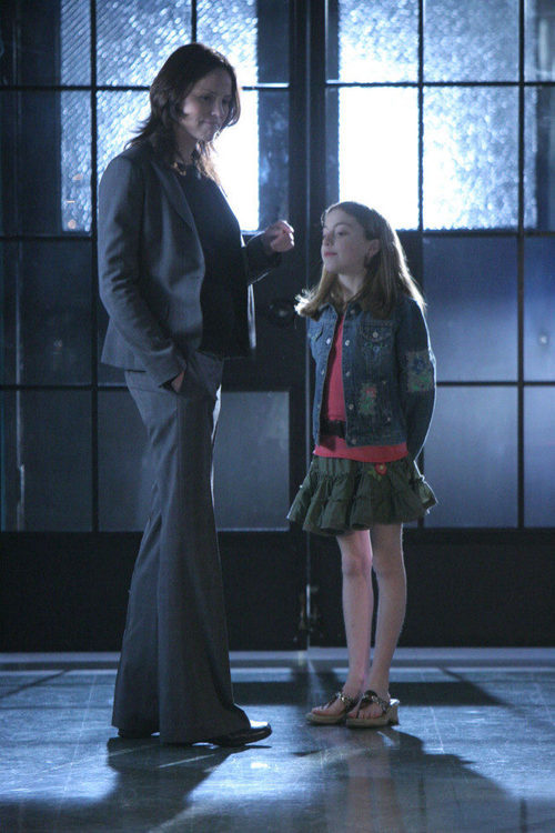 Jorja Fox con una niña en 'CSI: Las Vegas'