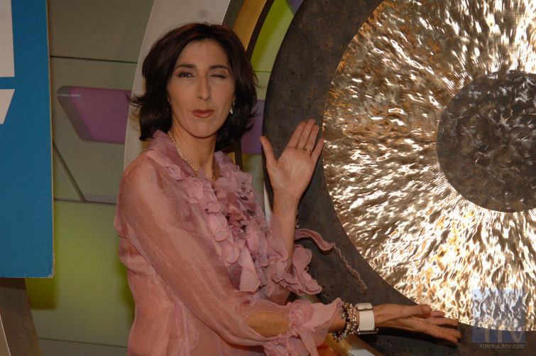 Paz Padilla posa junto al gong de 'El gong show'