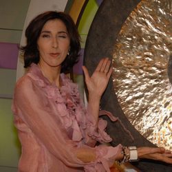 Paz Padilla posa junto al gong de 'El gong show'