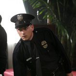Wentworth Miller vestido de policía en 'Prison Break'