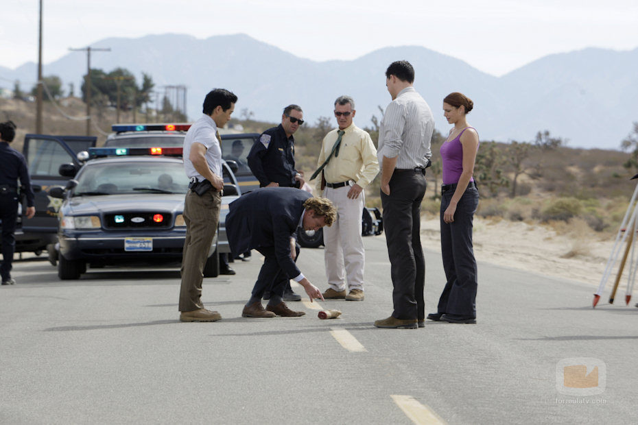 Simon Baker en medio de una carretera