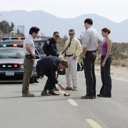 Simon Baker en medio de una carretera