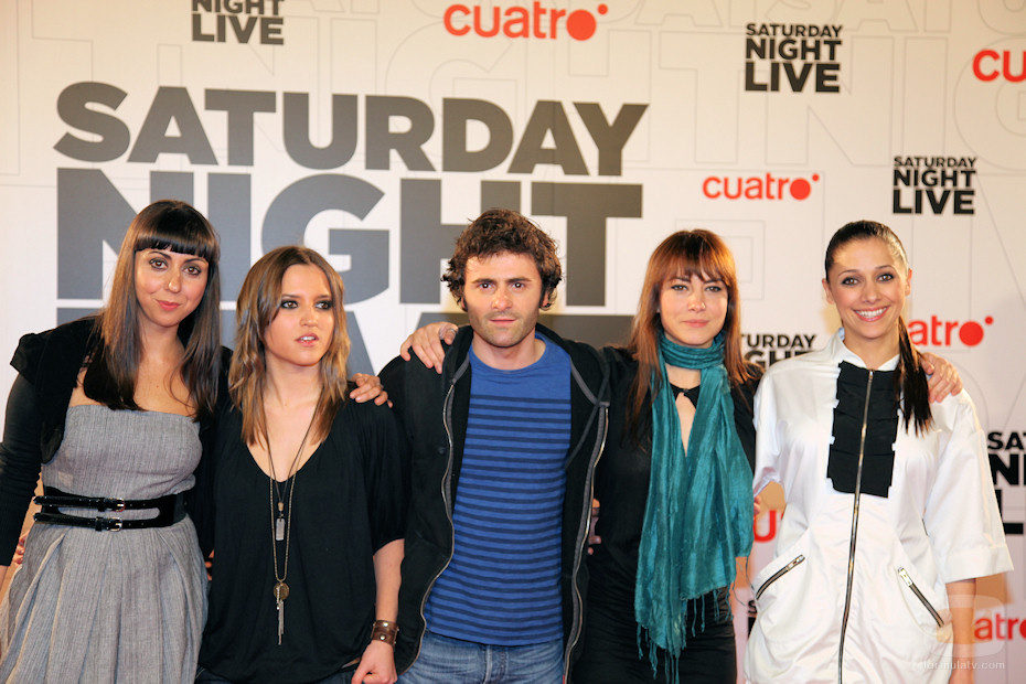 Los actores de 'Cuestión de sexo' en la presentación de 'Saturday Night Live'