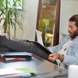 Can Yaman sentado y casual en 'Pájaro Soñador'