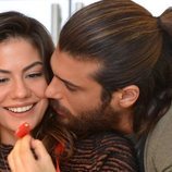 Can Yaman y Demet Özdemir comparten un momento muy dulce en 'Pájaro Soñador'