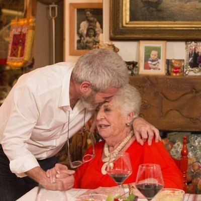 Lorenzo Caprile y su madre durante su paso por 'Cena con mamá'