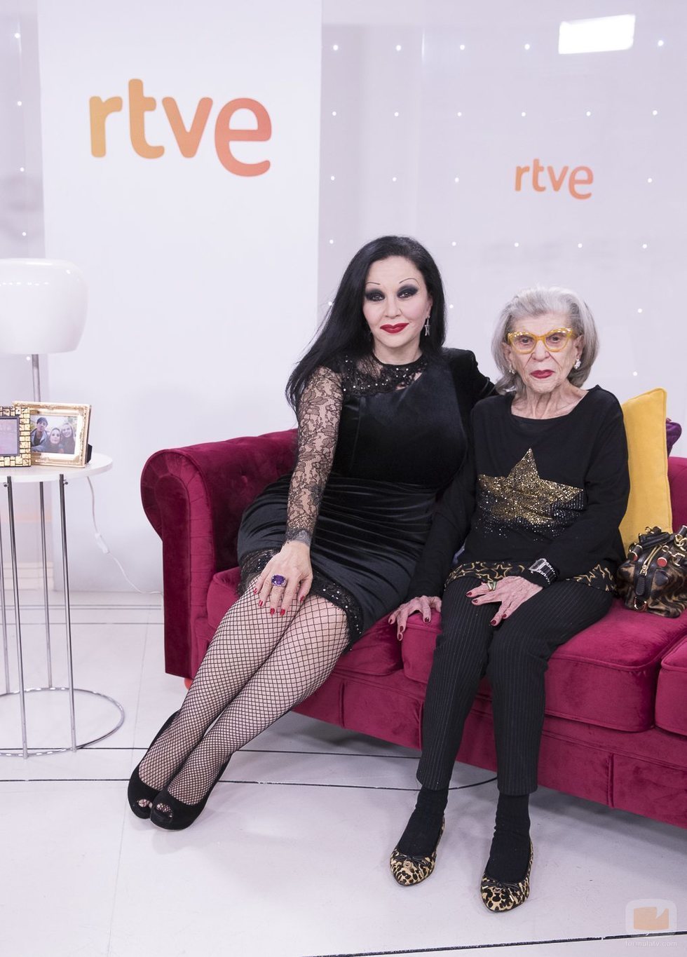 Alaska y su madre América durante la presentación de 'Cena con mamá'