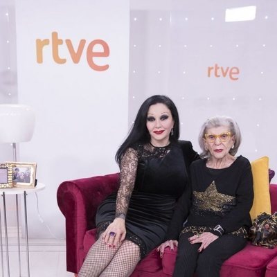Alaska y su madre América durante la presentación de 'Cena con mamá'