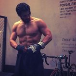 Can Yaman, de 'Pájaro Soñador', preparado para un entrenamiento de boxeo