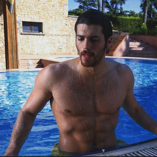 Can Yaman, de 'Pájaro Soñador', disfrutando de un baño en la piscina