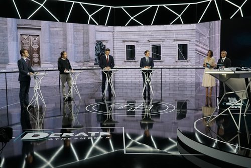 Los principales candidatos a la presidencia el 28A frente a los moderadores de 'El debate decisivo'
