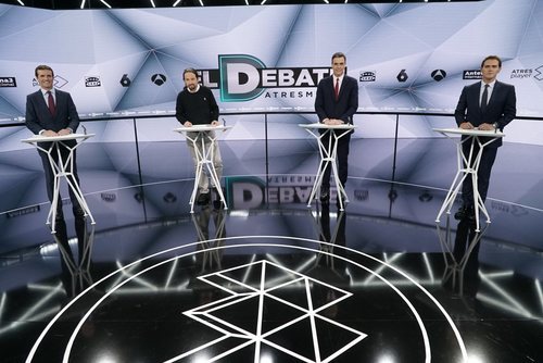 Pablo Casado, Pablo Iglesias, Pedro Sánchez y Albert Rivera tras sus atriles en 'El debate decisivo'