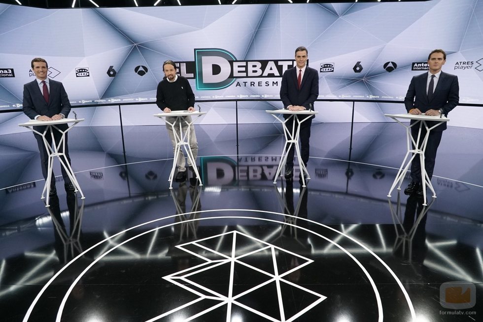 Pablo Casado, Pablo Iglesias, Pedro Sánchez y Albert Rivera tras sus atriles en 'El debate decisivo'