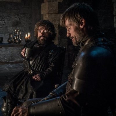 Jaime Lannister bebe con su hermano Tyrion en el 8x02 de 'Juego de Tronos'