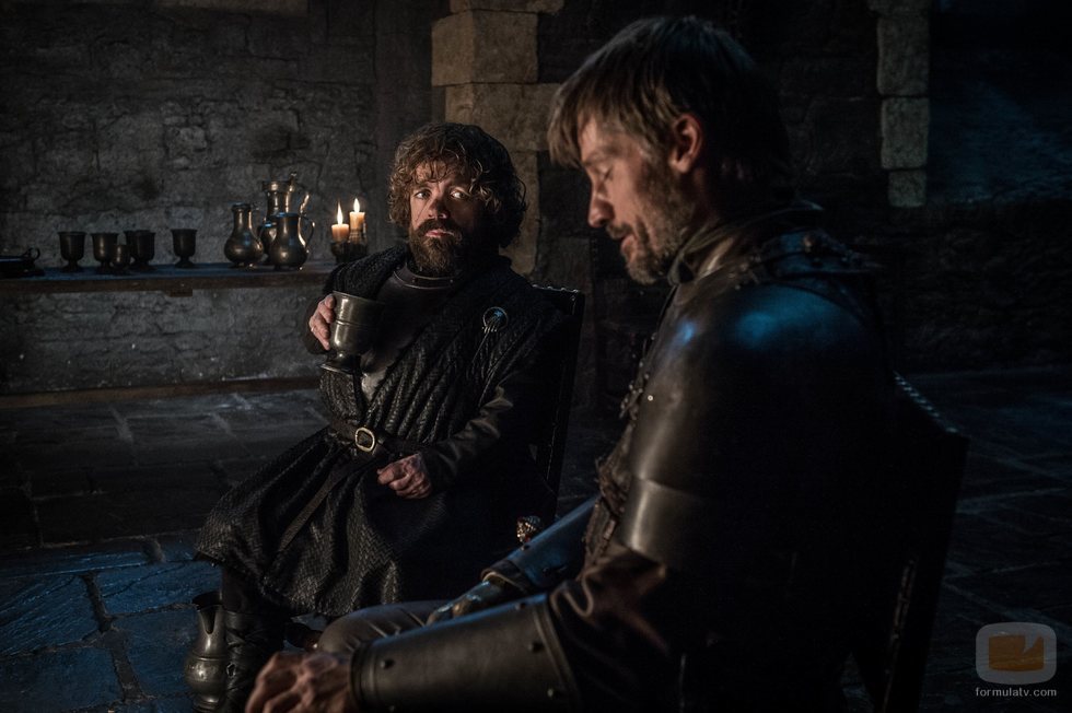 Jaime Lannister bebe con su hermano Tyrion en el 8x02 de 'Juego de Tronos'