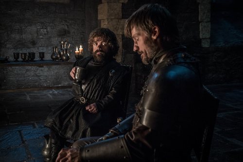 Jaime Lannister bebe con su hermano Tyrion en el 8x02 de 'Juego de Tronos'