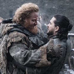 Tormund abraza a Jon Nieve en el 8x02 de 'Juego de Tronos'