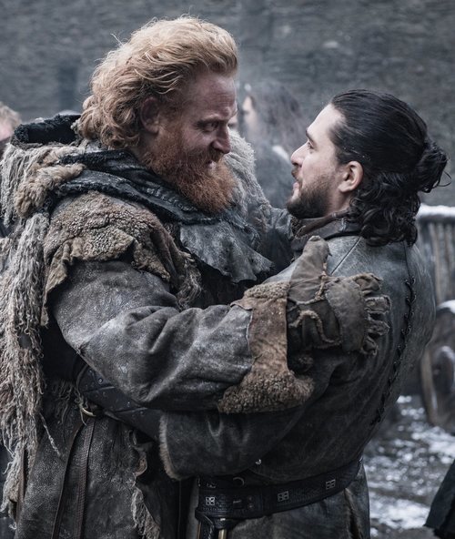 Tormund abraza a Jon Nieve en el 8x02 de 'Juego de Tronos'