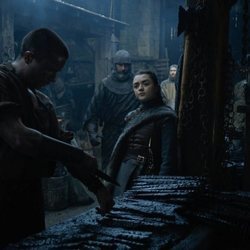 Arya observa trabajar a Gendry en el 8x02 de 'Juego de Tronos'