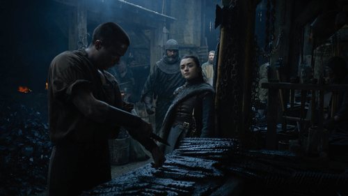 Arya observa trabajar a Gendry en el 8x02 de 'Juego de Tronos'