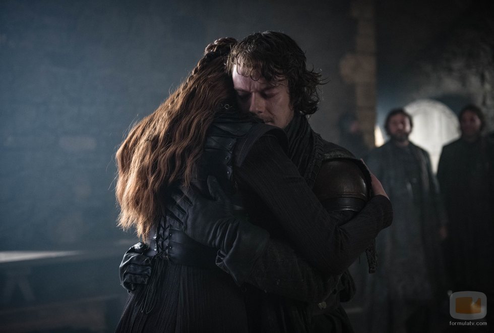 El abrazo de Sansa Stark con Theon Greyjoy en el 8x02 de 'Juego de Tronos'