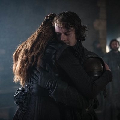 El abrazo de Sansa Stark con Theon Greyjoy en el 8x02 de 'Juego de Tronos'