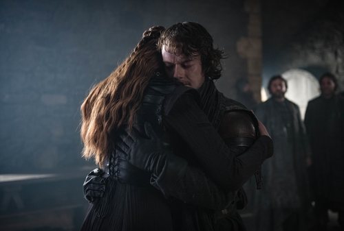 El abrazo de Sansa Stark con Theon Greyjoy en el 8x02 de 'Juego de Tronos'