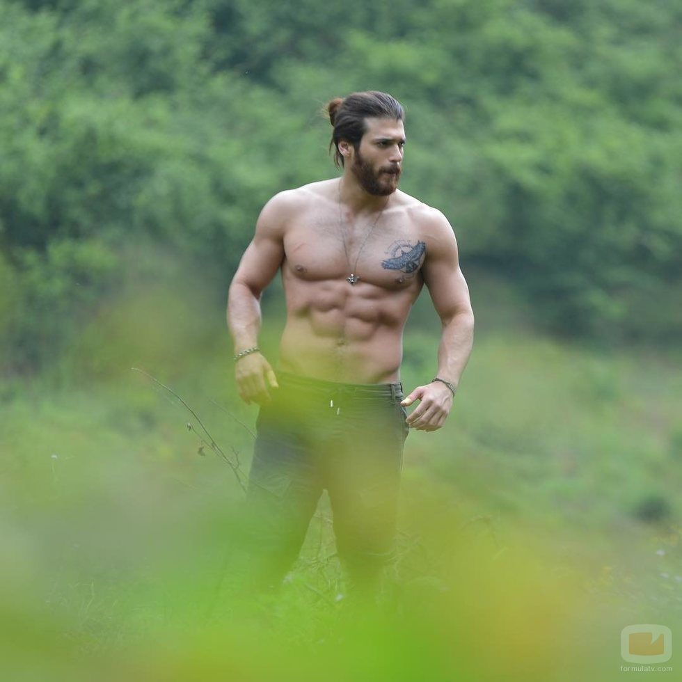 Can Yaman, semidesnudo entre la vegetación