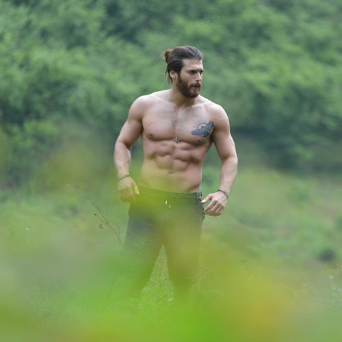 Can Yaman, semidesnudo entre la vegetación