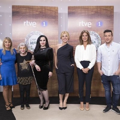 Foto de grupo de la presentación de 'Cena con mamá' con algunos de sus implicados