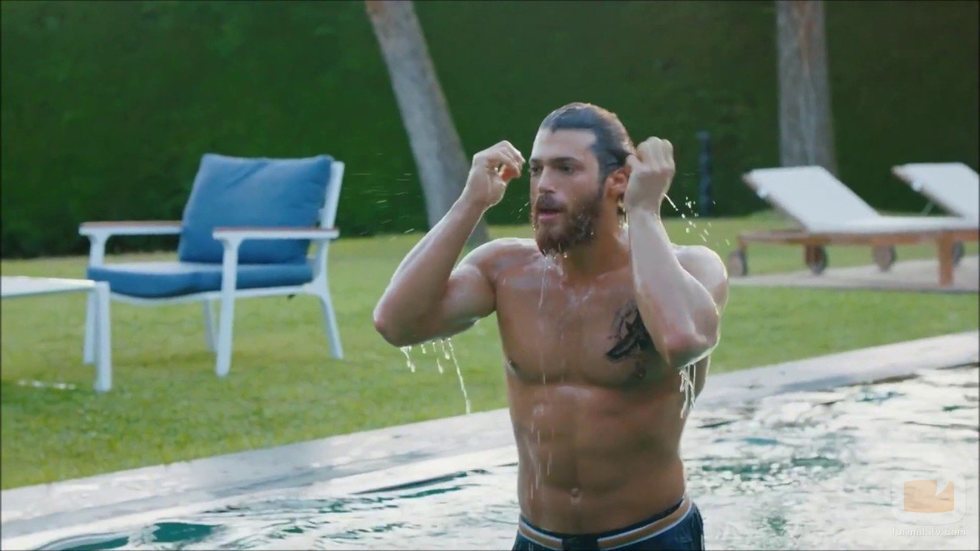 Can Yaman sale de la piscina con el torso desnudo