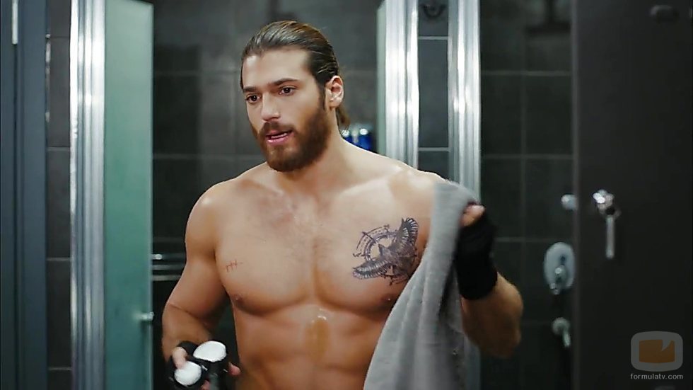 Can Yaman frente al espejo semidesnudo