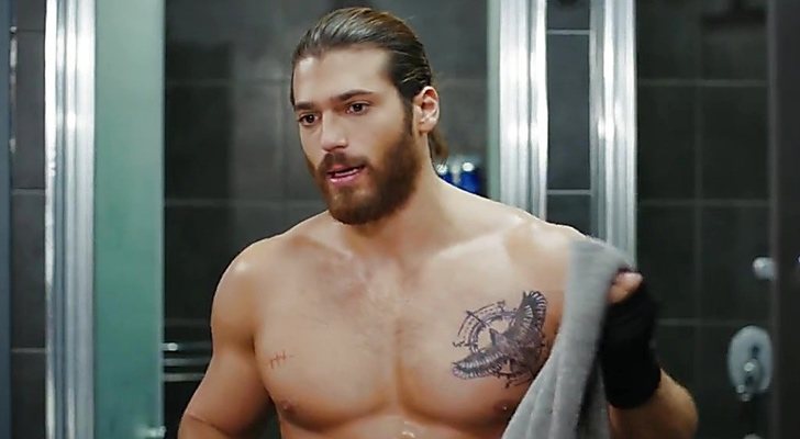 Can Yaman frente al espejo semidesnudo