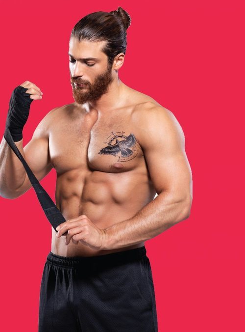 Can Yaman posa preparándose para un combate de boxeo