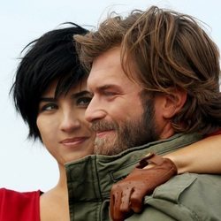 Sühan abraza a Cesur en 'Sühan: Venganza y amor'