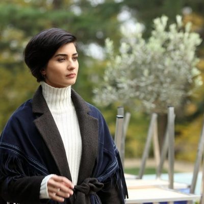 Tuba Büyüküstün observa con atención en 'Sühan: Venganza y amor'