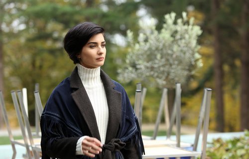 Tuba Büyüküstün observa con atención en 'Sühan: Venganza y amor'
