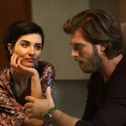 Sühan mira enamorada a Cesur en 'Sühan: Venganza y amor'