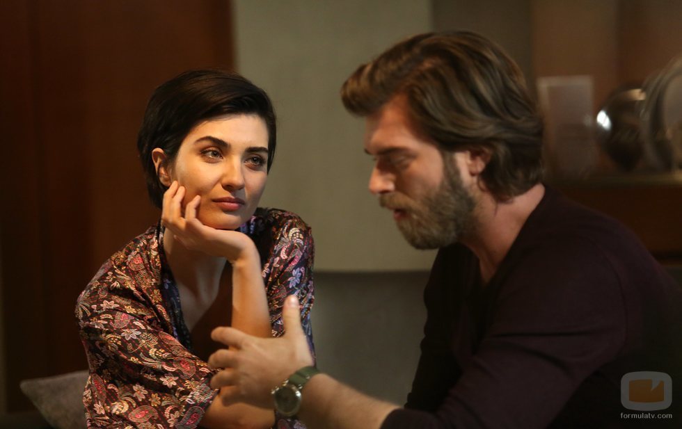 Sühan mira enamorada a Cesur en 'Sühan: Venganza y amor'