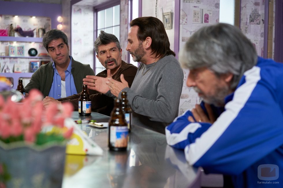Coque charla en el bar con Vicente, Teodoro y Fermín en la temporada 11 de 'La que se avecina'