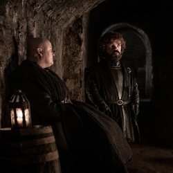 Varys y Tyrion en las catacumbas durante el 8x03 de 'Juego de Tronos'
