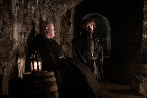 Varys y Tyrion en las catacumbas durante el 8x03 de 'Juego de Tronos'