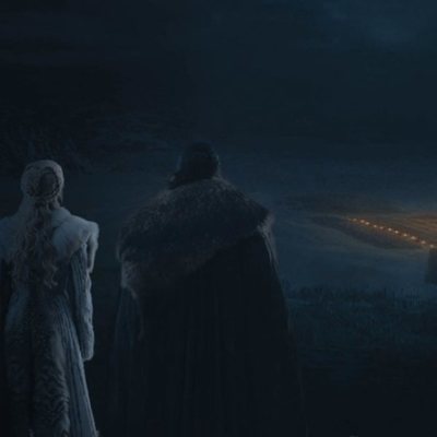 Daenerys y Jon Snow de 'Juego de Tronos' observan la batalla en el 8x03