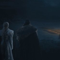 Daenerys y Jon Snow de 'Juego de Tronos' observan la batalla en el 8x03