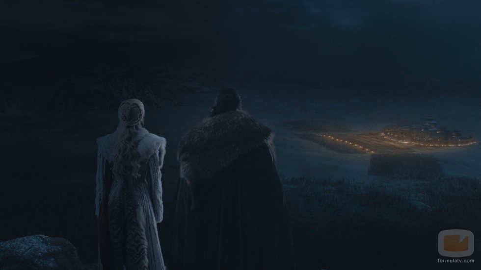 Daenerys y Jon Snow de 'Juego de Tronos' observan la batalla en el 8x03