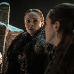 Sansa mira a Arya en el 8x03 de 'Juego de Tronos'