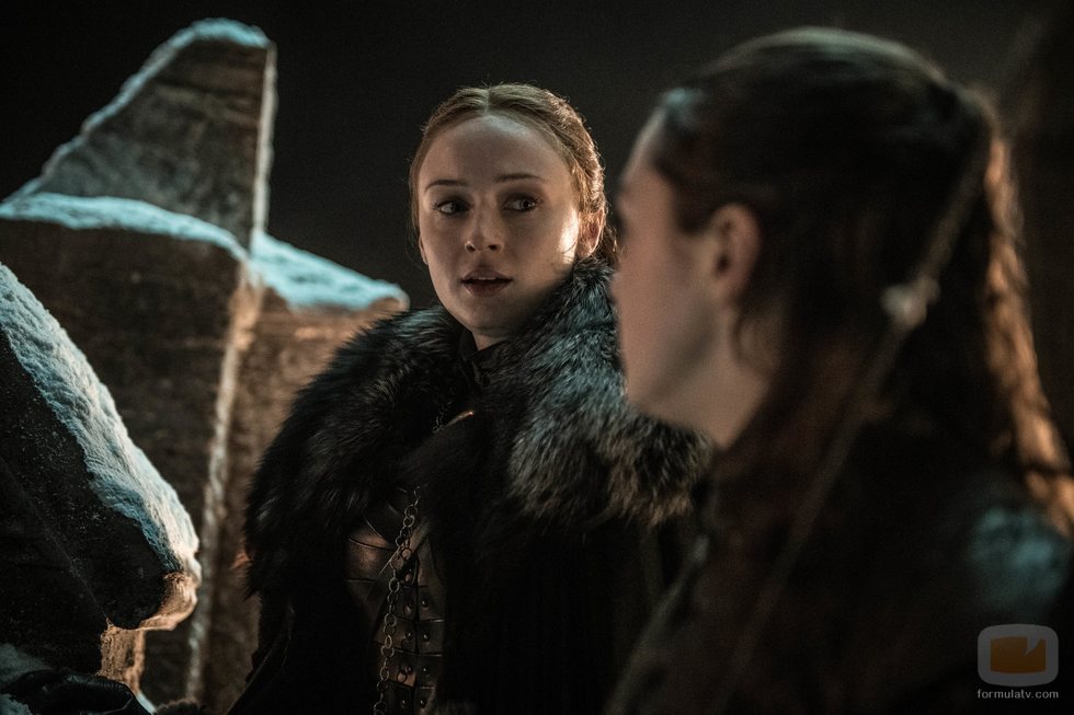 Sansa mira a Arya en el 8x03 de 'Juego de Tronos'