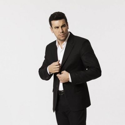 Mario Casas se abrocha la chaqueta en los posados promocionales de 'Instinto'